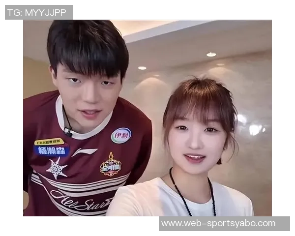 杨瀚森与女友约会被翻译哥打扰网友调侃成电灯泡真搞笑 杨瀚森与女友约会被翻译哥打扰网友调侃成电灯泡真搞笑