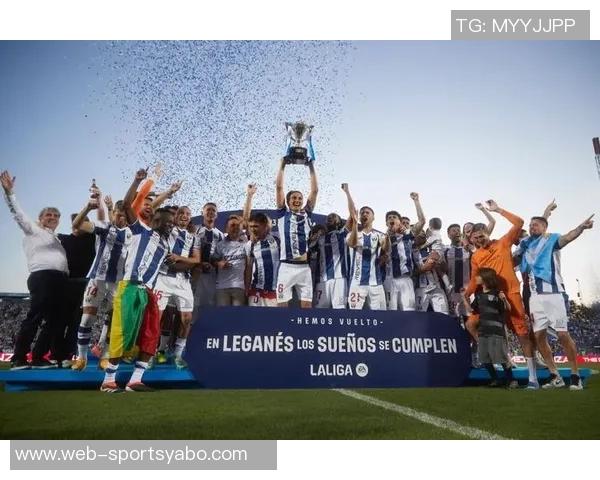 西乙联赛竞争加剧拉科与桑坦德双雄领跑冲甲形势愈发紧张